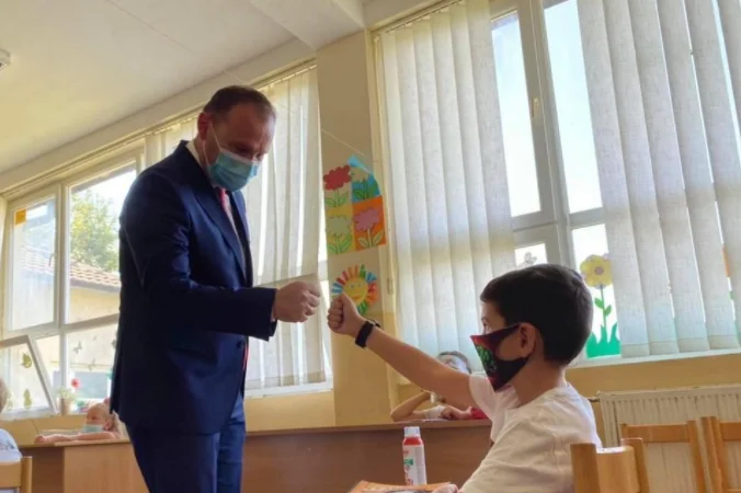 Zemaj: Shqetësuese pamjet e prindërve dhe arsimtarëve pa maska para shkollave, kjo nuk do të tolerohet