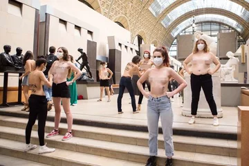 Alors il proteste : les fédéraux enlèvent leurs seins après que le musée ait interdit une femme à cause de sa robe