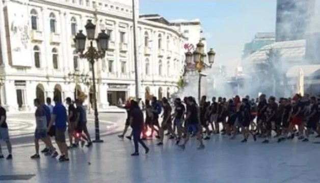 “Shqiptari i mirë, shqiptari i vdekur” – Thirrje raciste në Shkup para ndeshjes (Video)