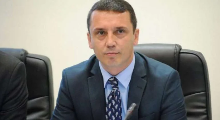 Gashi: VV po bën ‘show’ me mocionin, ne e pyesim se a kanë ende vija të kuqe për PDK-në