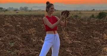 C'est là que j'ai apporté des vaches”, Emina devient mal du pays pendant sa visite à la maison.