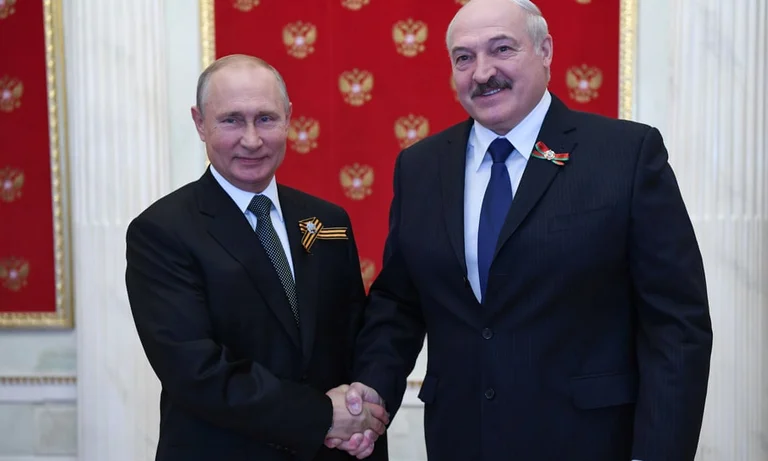 Lukashenko i thotë Putinit “dostin e ke në hall”, ai ia jep 1,5 miliard dollarë