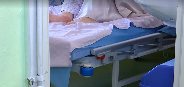 Kufoma në QKUK për 5 orë me pacientët: Flet djali i 74 vjeçares