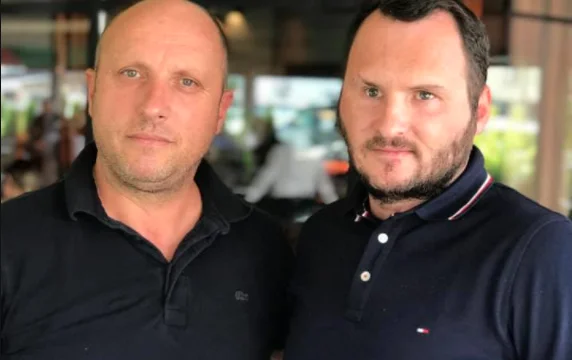 Polizeioffizier Arthur Mercor kommt mit dem Kosovo-Doktor an, der entkam