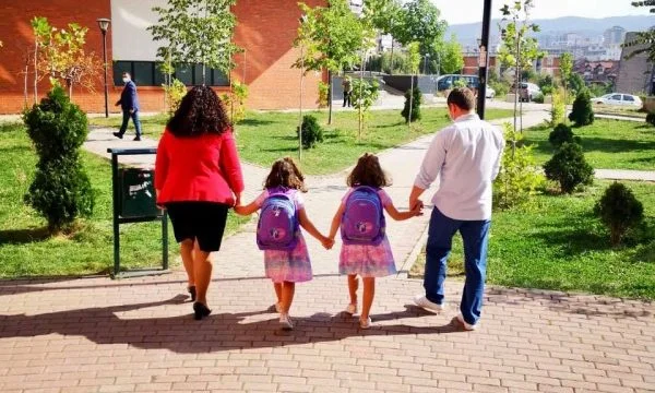 Vjosa Osmani sigue a sus gemelos a la escuela: Nuestro modo de saber