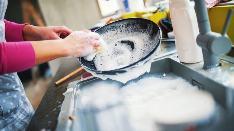 Never wash the dishes with cold water again: Orthopedic warns!