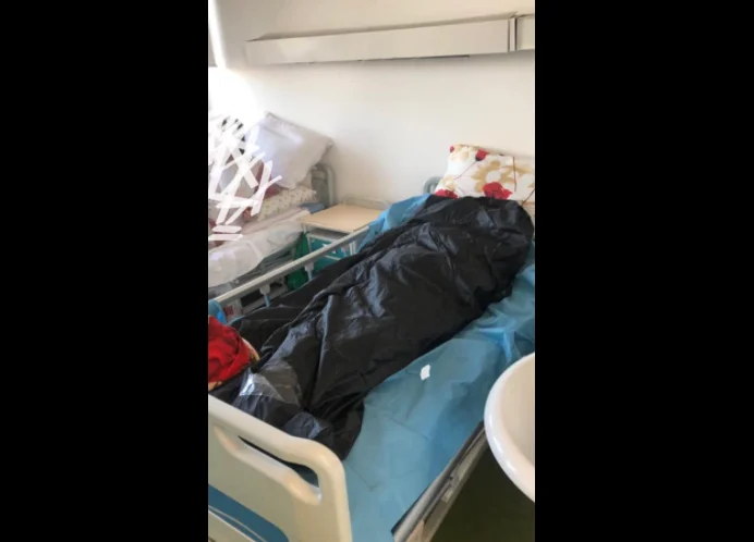 El cuerpo permanece cinco horas con pacientes en QKUK, sin explicación para el caso