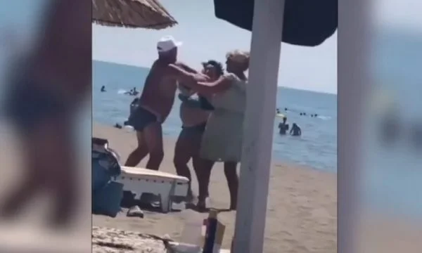 Beating in Montenegro: L'uomo l'ha insultata, la donna le ha dato un pugno in faccia.