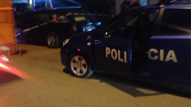 Te disparas con un cuchillo, el sirio trata de terminar su vida en Durres.
