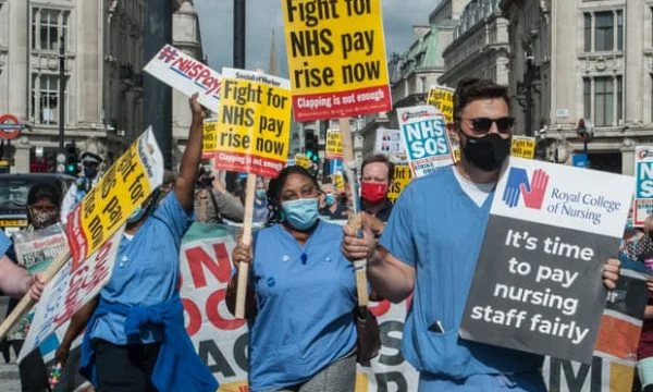 Los médicos protestan en Londres, demandan aumentos salariales
