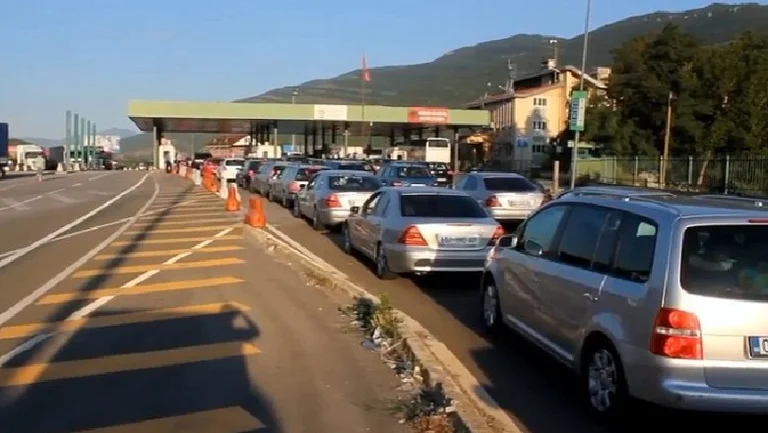 Migliaia di Kosovars tempestano la costa albanese anche questo fine settimana