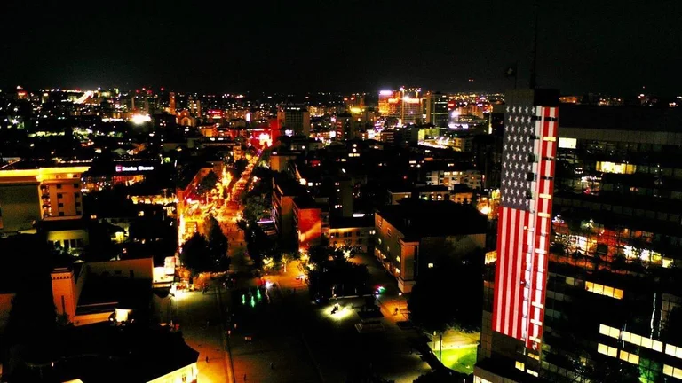 911, edificio del gobierno con bandera americana (Vídeo)