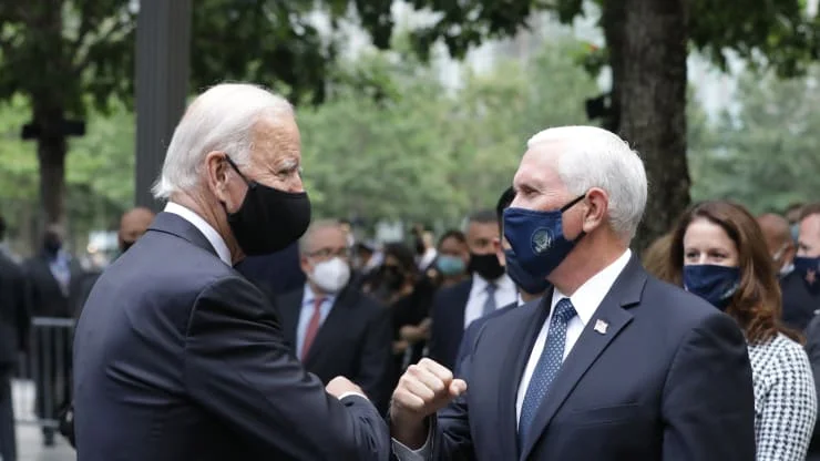 Dies ist Amerika: Bett und Pence treffen zu Ehren für Opfer vom 11. September, herzlich begrüßt