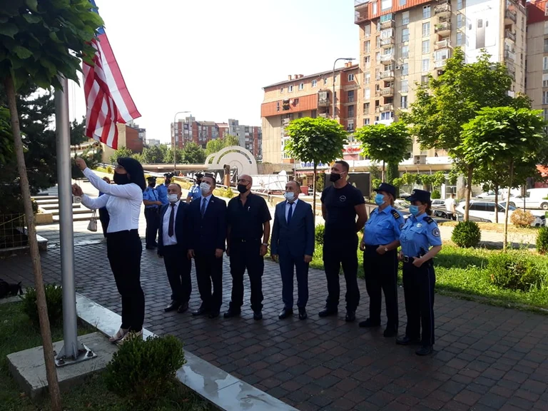 Me ndezje të alarmit dhe ngritje të flamurit amerikan, në Kosovë kujtohen viktimat e sulmit të 11 shtatorit