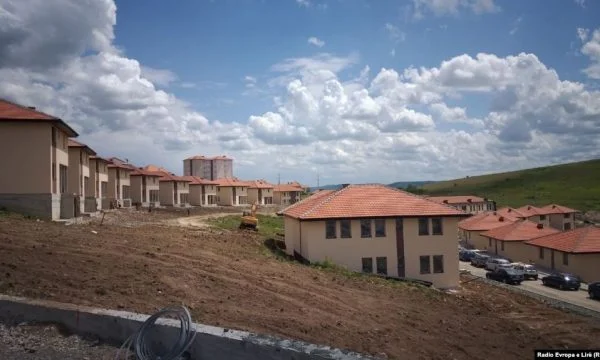 Queste 300 case sul suolo del Kosovo saranno presto riempite di serbi