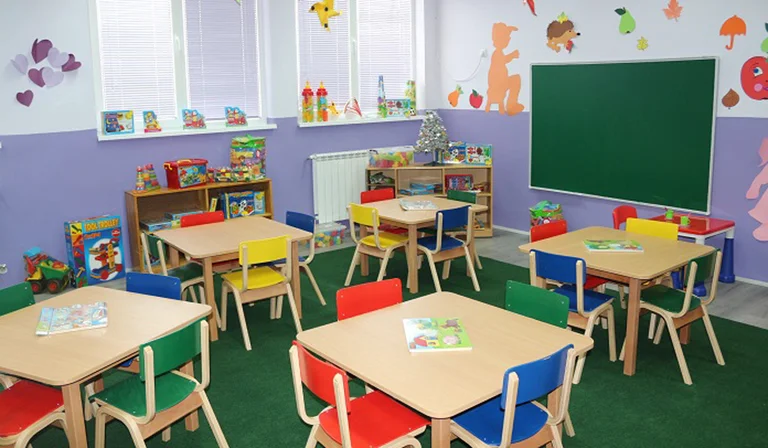 Legge imprecisa: un uomo batte due donne nel giardino scolastico a Prizren