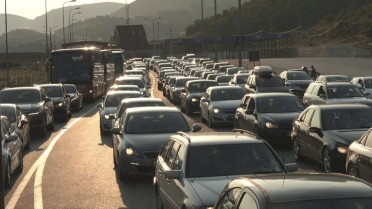 Oltre 100.000 persone del Kosovo sono entrate in Albania per una settimana