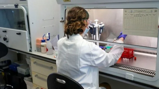 BAD: Pause au vaccin d'Oxford, participants inexplicables aux maladies