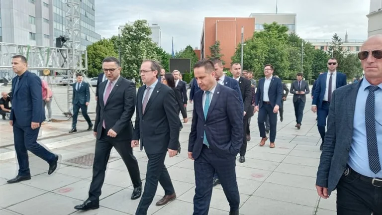 Le premier ministre est entouré de six gardes du corps.