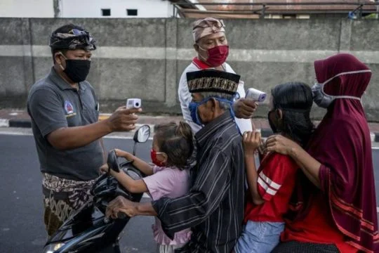 La manera inusual que las personas que no usan máscaras en Indonesia son castigadas