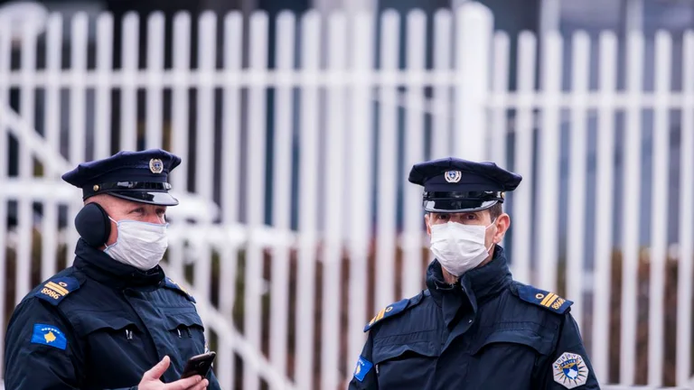 NGO”Cultures” presenta la mostra Uniform blue durante COVID-19) pandemic
