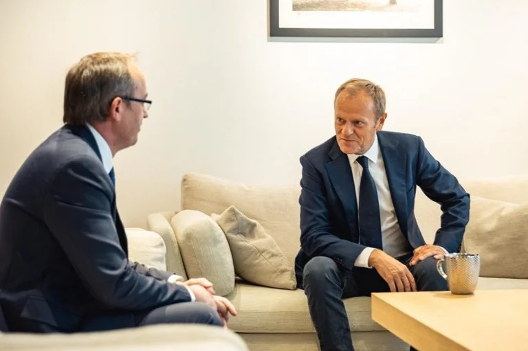 Premierminister Hoti loons für Visa-Entfernung, Gespräche mit Donald Tusk