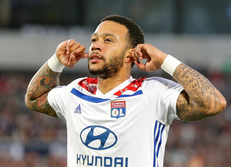 Depay se acerca a Barcelona, no responde a Lyon