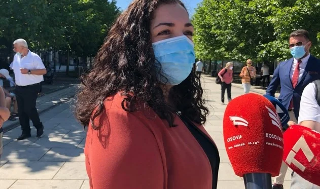 Vjosa Osmani fyen çuditshëm kryeministrin Hoti, e quan arrogant