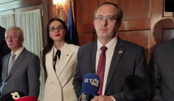 Një moment nga e premtja në Washington: Meliza Haradinaj e shtynë Hysenin për të zënë vend afër Hotit