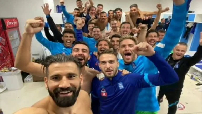 Grekët me festë të çmendur në zhveshtoret e Fadil Vokrrit pas fitores ndaj Kosovës
