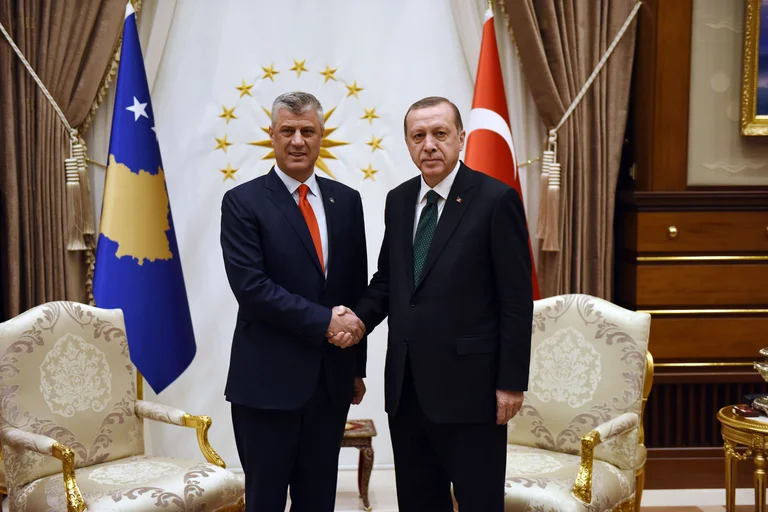 Thaçi qetëson qytetarët pas qortimeve të Erdoganit: Jam në kontakt të vazhdueshëm me të