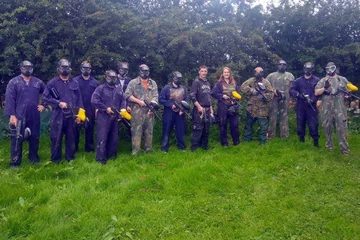 Le groupe d'extrême droite recrute des racistes en Grande-Bretagne par <x0paint-balli”
