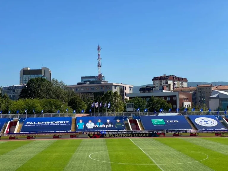 Tribuna e ‘Fadil Vokrrit’ mbulohet me mesazhin për heronjtë e vërtetë