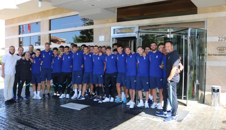 Skuadra Kombëtare greke pozon e bashkuar para hotelit, disa orë para ndeshjes me Kosovën