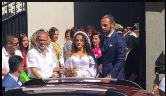 Vedat Muriqi përkrah nuses në Prizren, nuk luan sonte kundër Greqisë