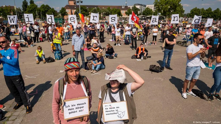 ​Protesta në Romë, mijëra qytetarë kundërshtojnë masat anticovid