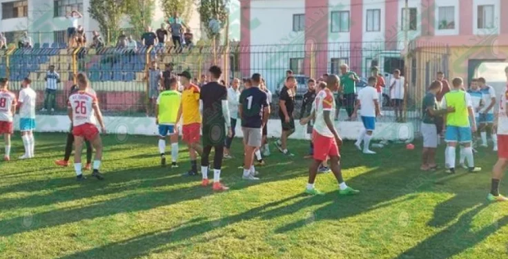 Rikthehet dhuna në futbollin shqiptar, trajneri sulmon lojtarin