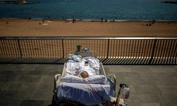 Në Spanjë po i nxjerrin pacientët me Covid-19 të marrin rreze dielli