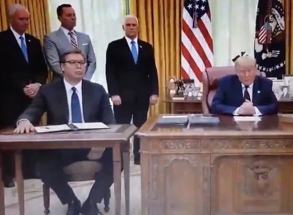 Vuçiq duket të ishte në siklet derisa Trump po fliste (Video)