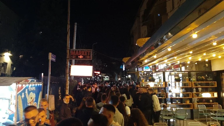 Shkelet ora policore, të rinjtë vërshojnë “te kafet e rakisë”