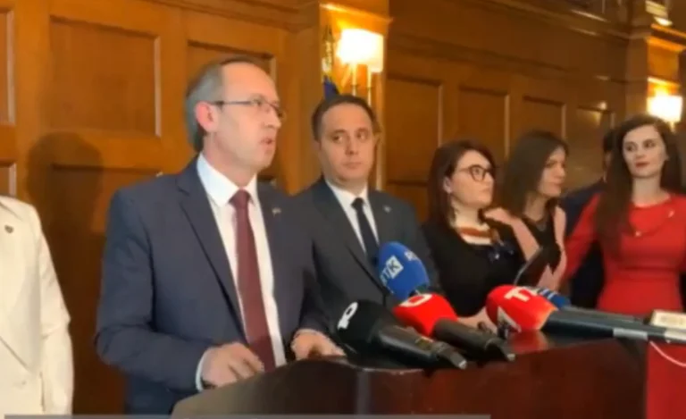 Hoti: Amerika na ndaloi për një vit aplikimin në organizata të huaja, njejt edhe Serbisë lobimin kundër