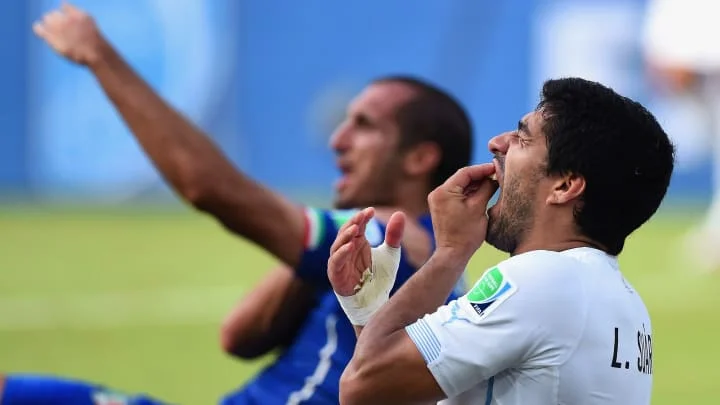 E kafshoi në botëror, Suarez flet me Chiellinin para se të transferohet te Juventusi
