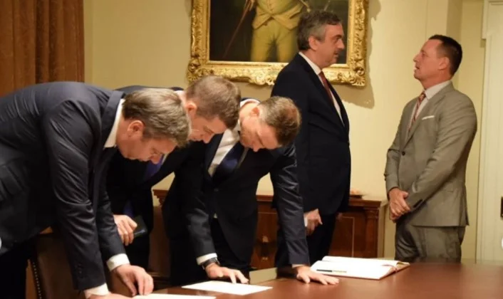 Vuçiq dhe delegacioni serb lexojnë përmbajtjen e marrëveshjes para nënshkrimit