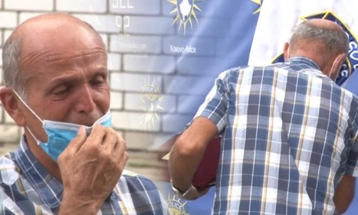 Babai i policit të rënë në detyrë, mes lotësh përqafon flamurin e Policisë së Kosovës