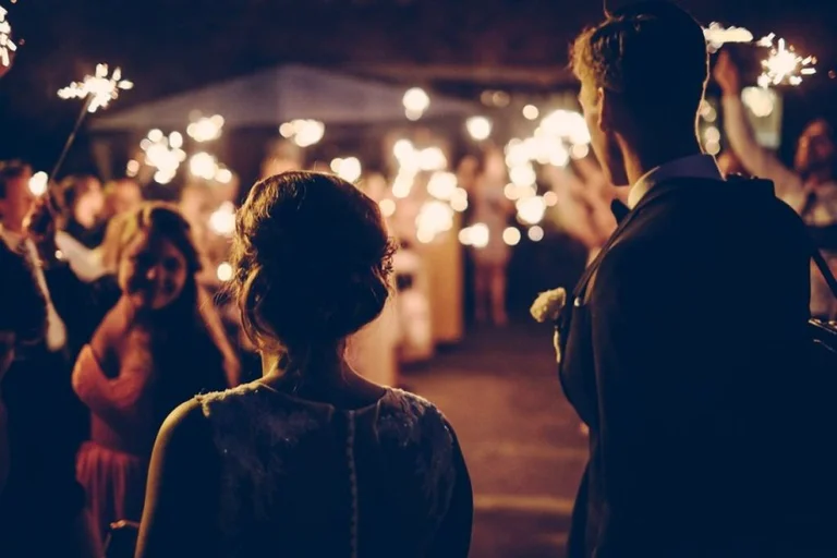 Gruaja kërkon divorc, pasi burri e do shumë dhe kurrë nuk grindet me të