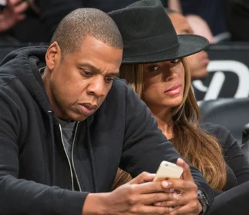 Your partner checks your e-mail, is it normal in the love relationship?