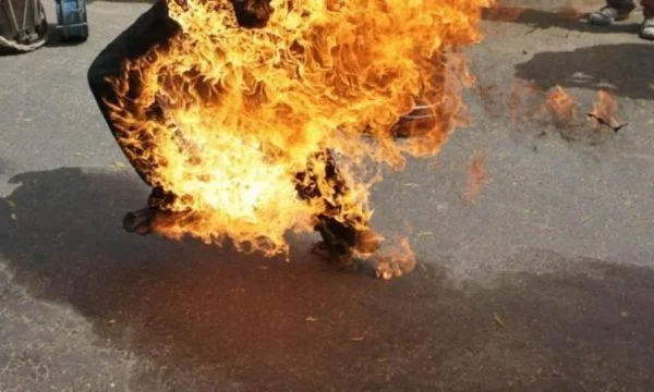 Flasin familjarët e 39 vjeçarit nga Mitrovica që vdiq pasi dogji vetën me benzinë