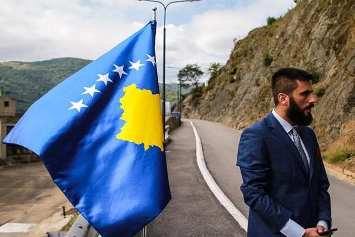 Para takimit Hoti-Vuçiq në Washington, flamuri i Kosovës vendoset te Liqeni i Ujmanit