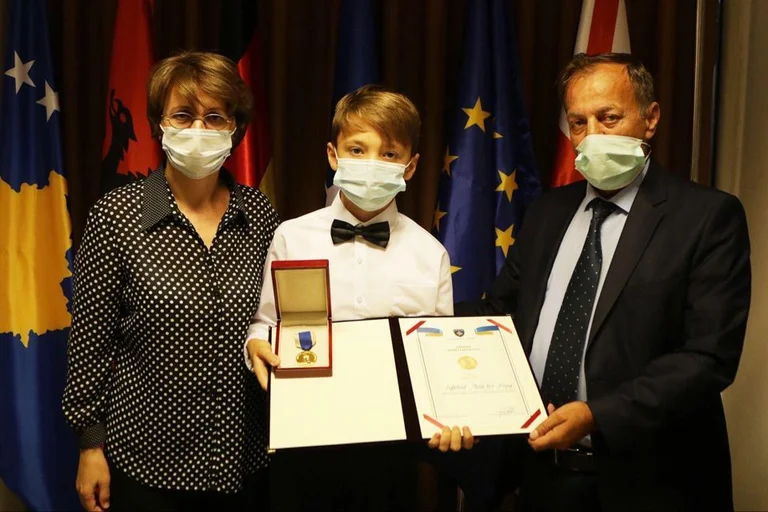 Presidenti dekoroi Mark Kol Nrejajn me urdhrin “Hero i Kosovës”