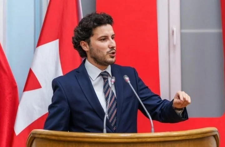 Shqiptarja nga Sanxhaku i shkruan Dritan Abazovicit: Ti ke shitur kombin dhe fenë për disa miliona euro